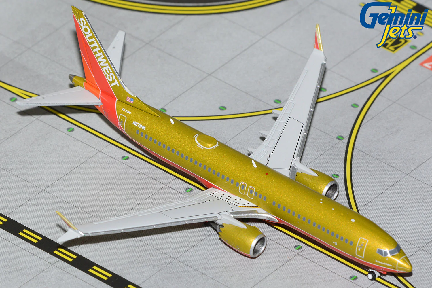 GeminiJets 1:400 Southwest Airlines Boeing 737 MAX 8 "Gold Retro" N871HK